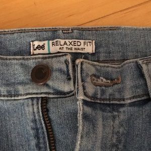 Lee jeans, 32” inseam, relaxed fit, sits at waist.